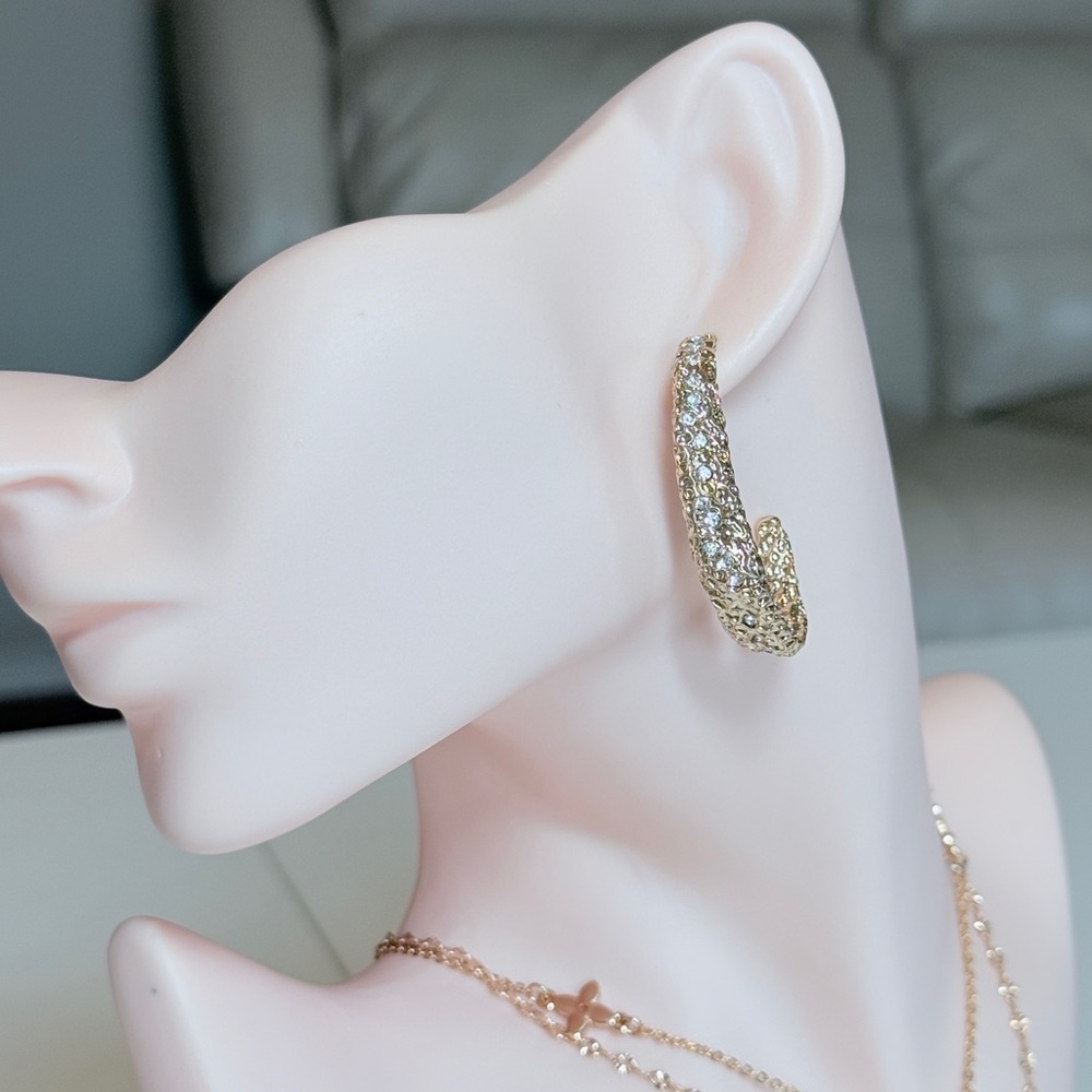 ⚜️ Elegant Gold and Clear Gems Textured Earrings